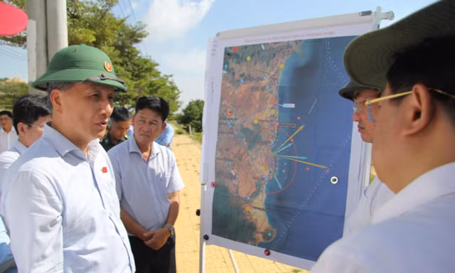 Ông Lê Quang Huy – Ủy viên Trung ương Đảng, Chủ nhiệm Ủy ban Khoa học, Công nghệ và Môi trường của Quốc hội kiểm tra thực địa vị trí xây dựng nhà máy điện hạt nhân.