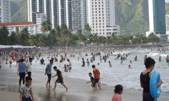 Cứu 10 người bị sóng lớn cuốn tại biển Nha Trang