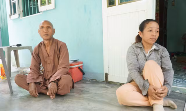 Chị Thiên cùng cha đang rất lo lắng về tình hình các con, các cháu.