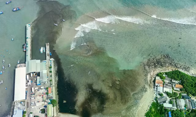 Dòng nước đen ngòm, hôi thối từ bãi rác xả thẳng ra biển Nha Trang 