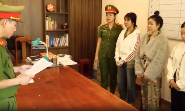 3 thiếu nữ được thuê phục vụ nhóm khách 'bay lắc' trong quán karaoke