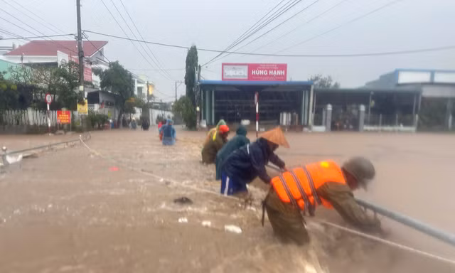 Mưa lớn gây ngập ở Khánh Hòa, nhiều khu vực bị chia cắt