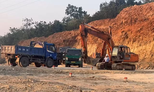 Đất tặc 'san phẳng' quả đồi ở Khánh Hòa