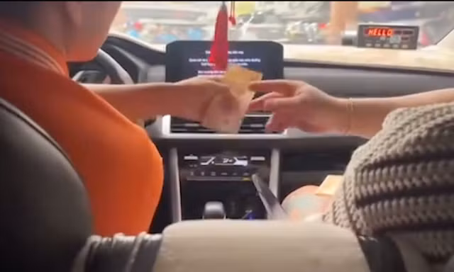 Clip tài xế taxi ở Nha Trang làm 'ảo thuật' biến 200.000 đồng của du khách thành 10.000 đồng
