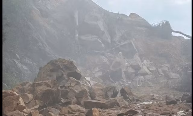 Quân đội nổ mìn phá 600m3 đất đá chắn ngang đèo Khánh Lê
