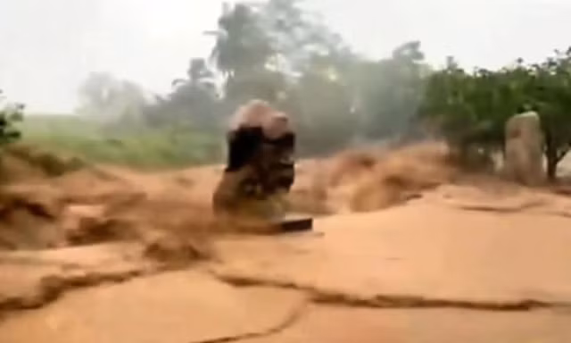 Lũ cuồn cuộn đổ về, tàn phá nhiều diện tích hoa màu ở Khánh Hòa