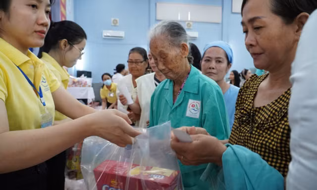 Học sinh Nha Trang mang tiếng hát và yêu thương đến bệnh viện