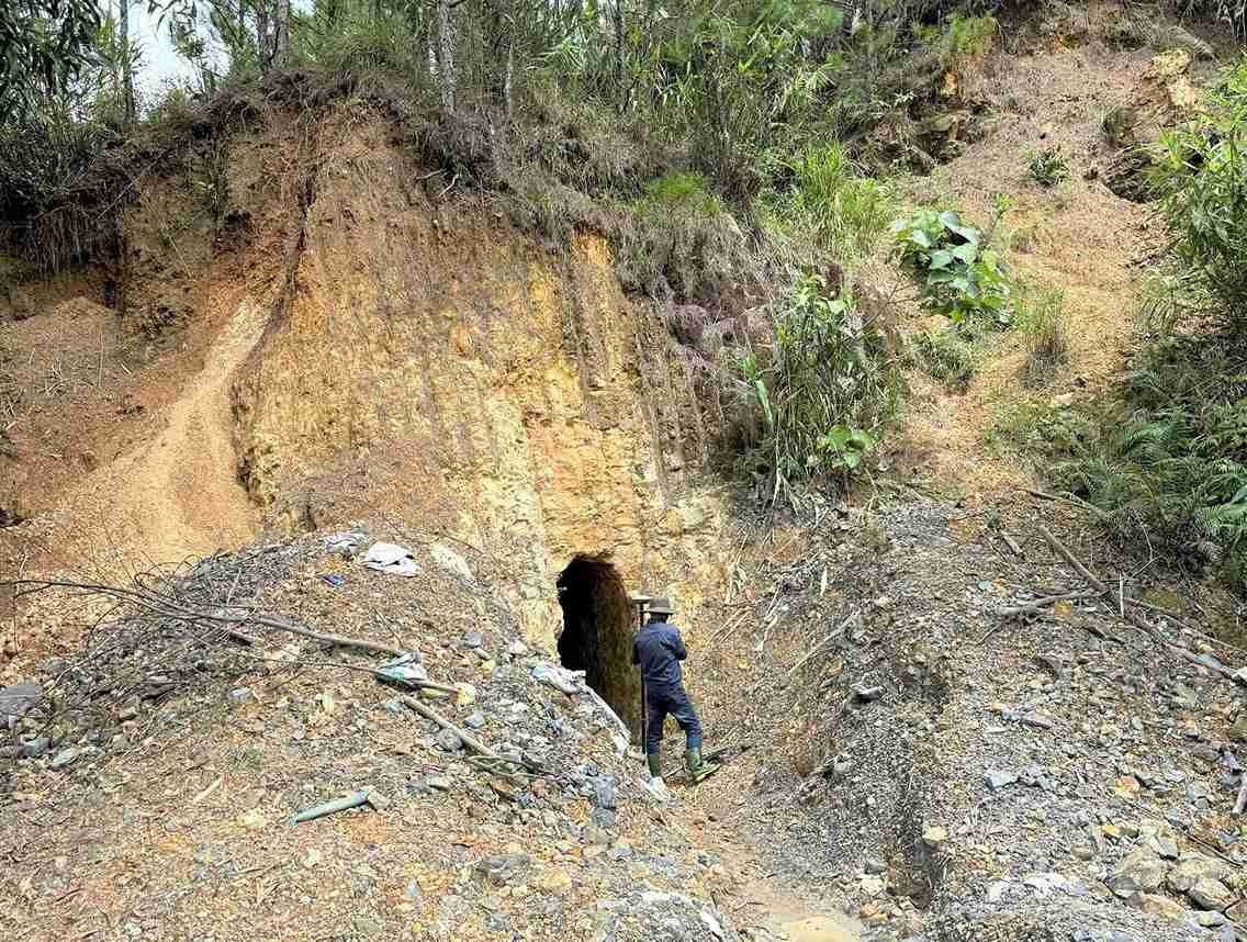 Hầm, lò khai thác vàng được 'vàng tặc' đào, xây dựng tại Ma Bó. 8-11zon.jpg