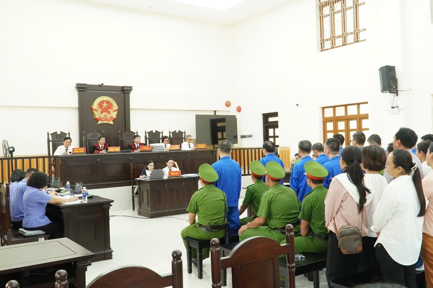 Quang cảnh phiên xét xử sơ thẩm. z7040836475309-1eb807b9d190b6857294ad85ab7d2a01-1308.jpg