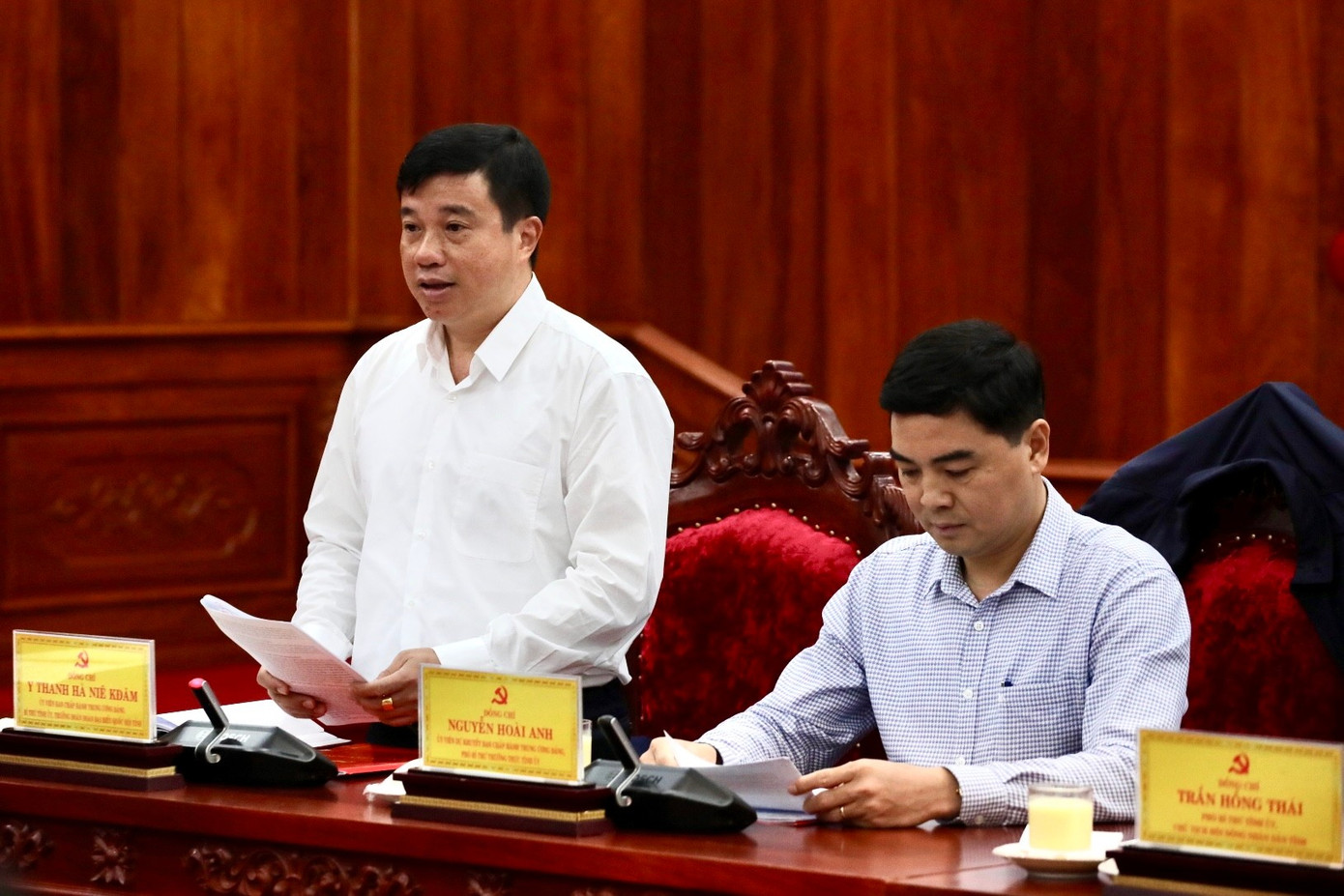 Ông Y Thanh Hà Niê K'Đăm - Bí thư Tỉnh ủy Lâm Đồng báo cáo tại buổi làm việc. imgl9464.jpg