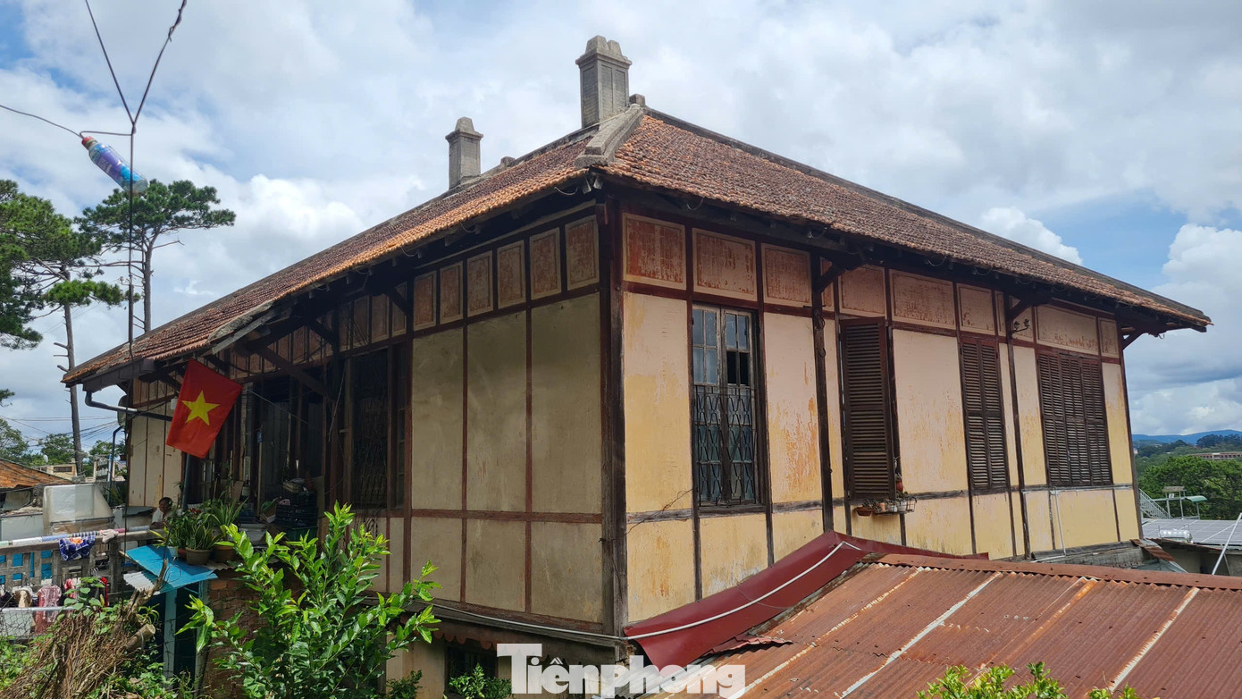 Bên trong biệt thự xuống cấp, người dân nín thở chờ phép sửa- Ảnh 5.