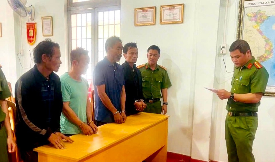 Công an tỉnh Lâm Đồng đọc lệnh khởi tố, bắt tạm giam bốn đối tượng. Ảnh: VQ-HN. img-6272.jpg