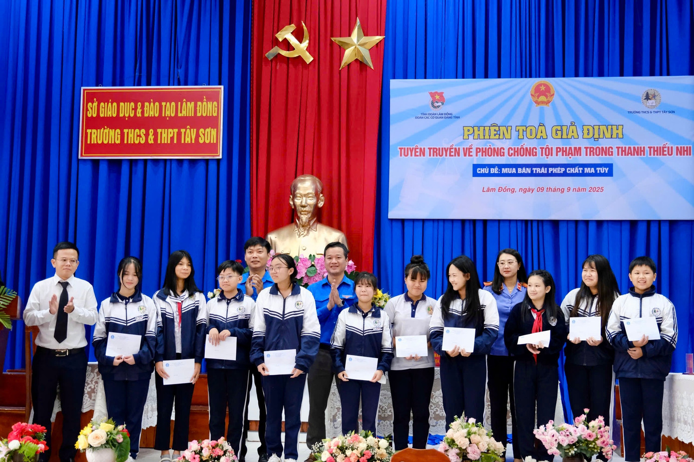 Ban tổ chức trao tặng học bổng cho học sinh có hoàn cảnh khó khăn. img-8411.jpg