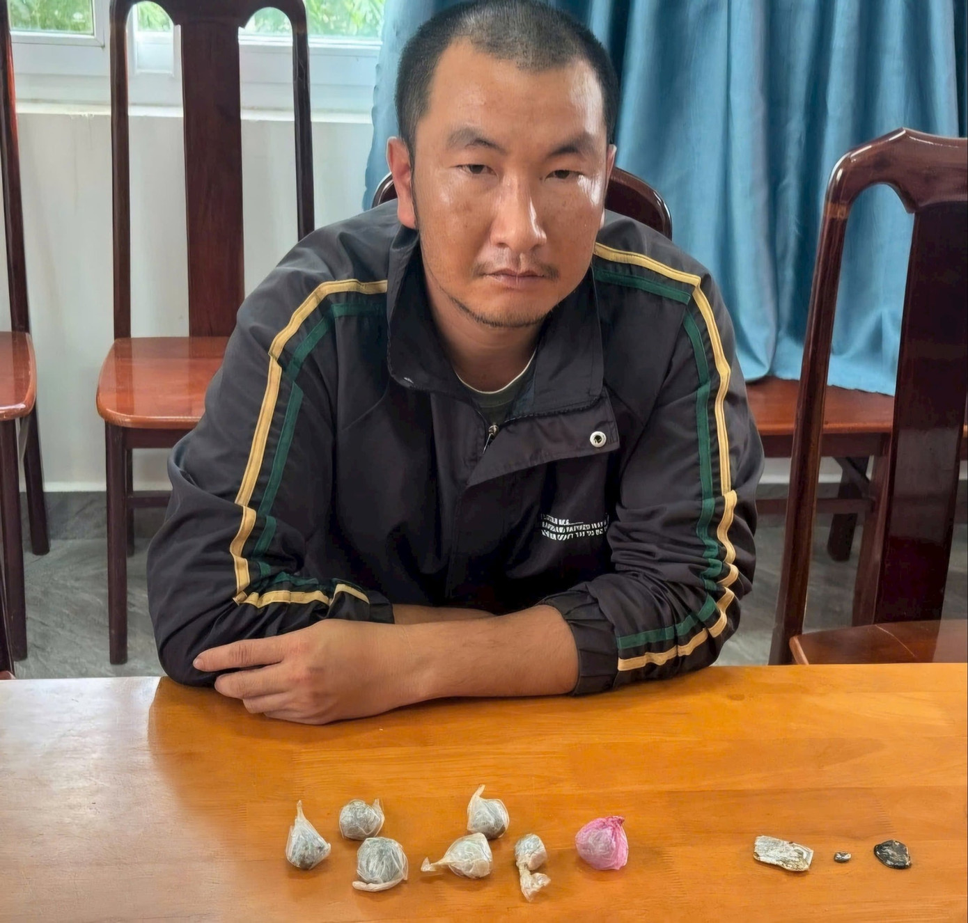 Đối tượng cùng tang vật được thu giữ nghi là vàng. img-4040.jpg