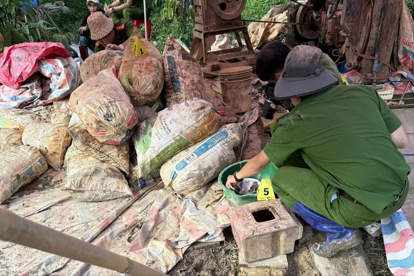 Hiện trường vụ khai thác vàng trái phép. img-40381.jpg