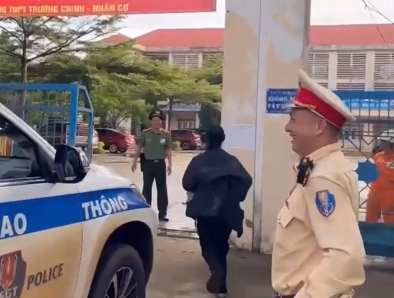 Em L. nhanh chóng chạy vào điểm thi.