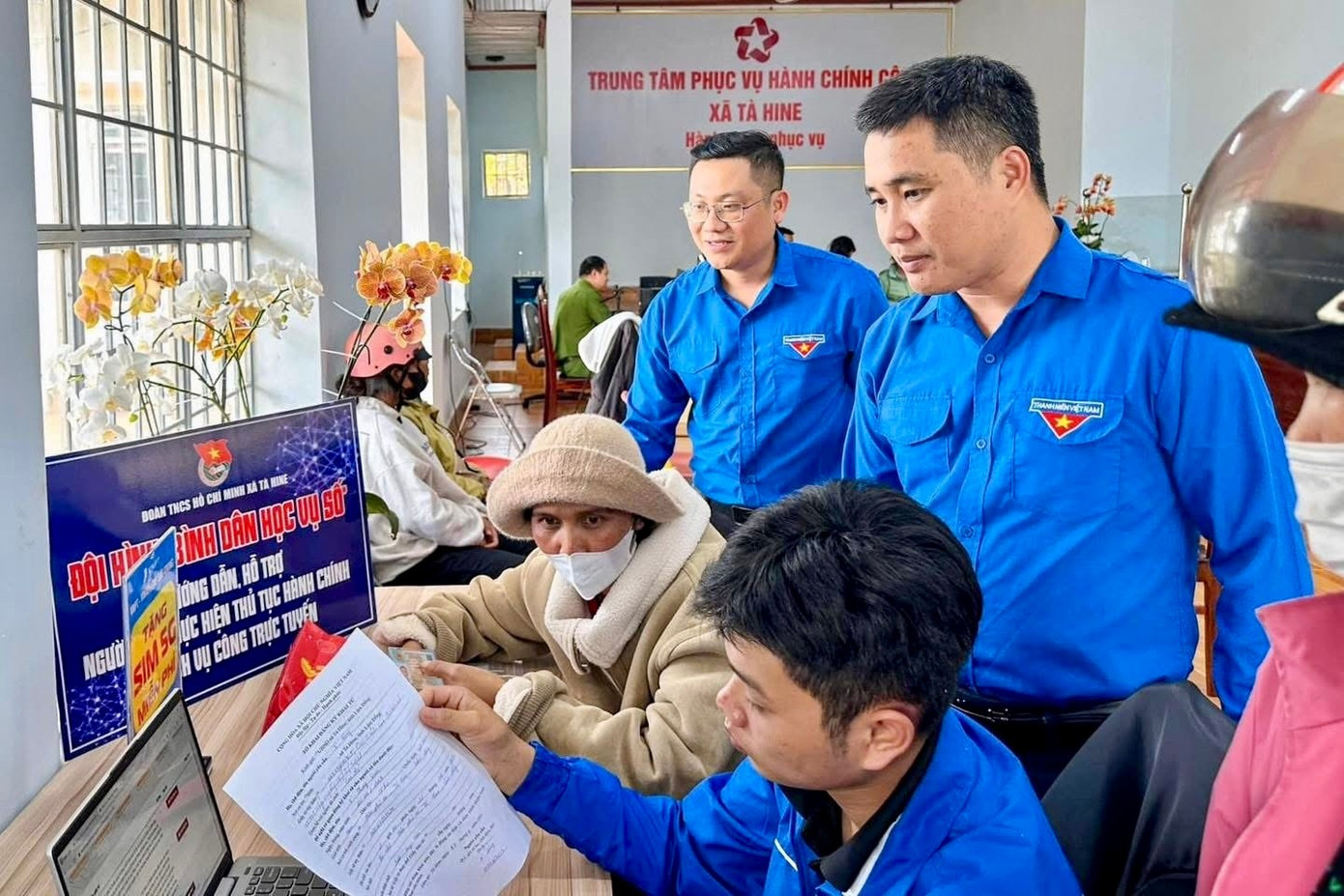 Thanh niên thành thạo công nghệ giúp người dân dễ dàng thực hiện thủ tục hành chính công. img-9863.jpg