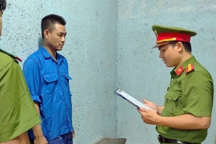 Cơ quan chức năng đọc lệnh bắt tạm giam Nguyễn Ngọc Quang để điều tra. chong-nguoi-thi-hanh-cong-vu-6-4989-8063-8984.jpg