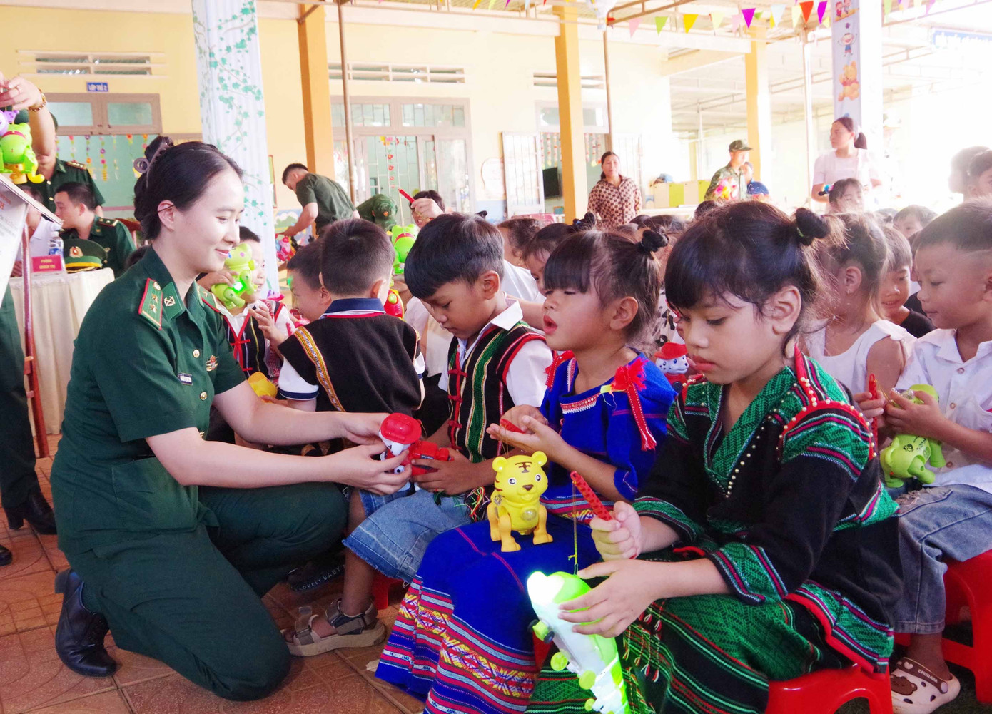anh-7-cac-em-thieu-nien-nhi-dong-vui-nhan-qua-trung-thu.jpg