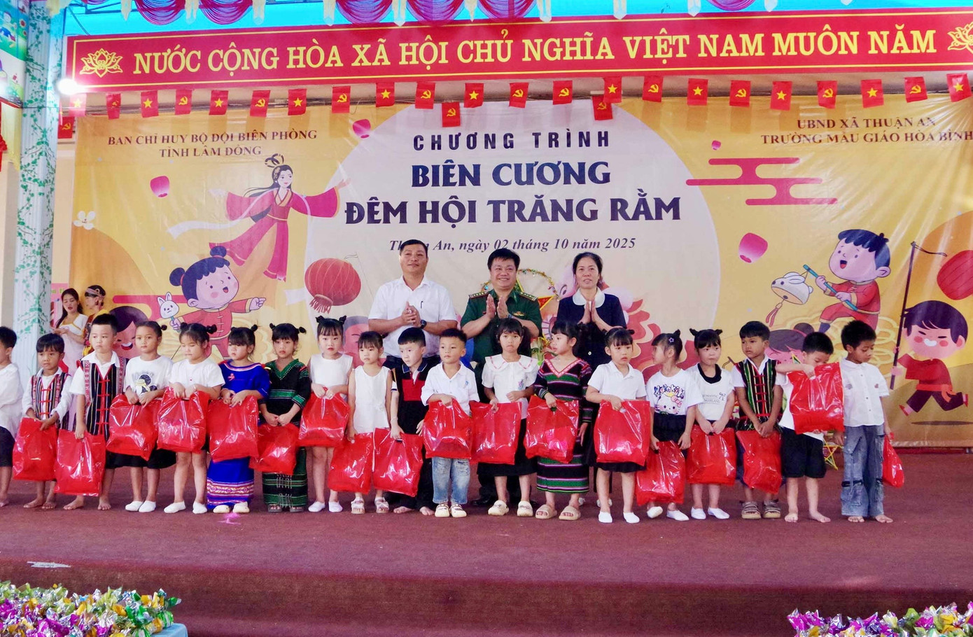 anh-3-ban-to-chuc-trao-qua-trung-thu-den-cac-chau-thieu-nien-nhi-dong.jpg