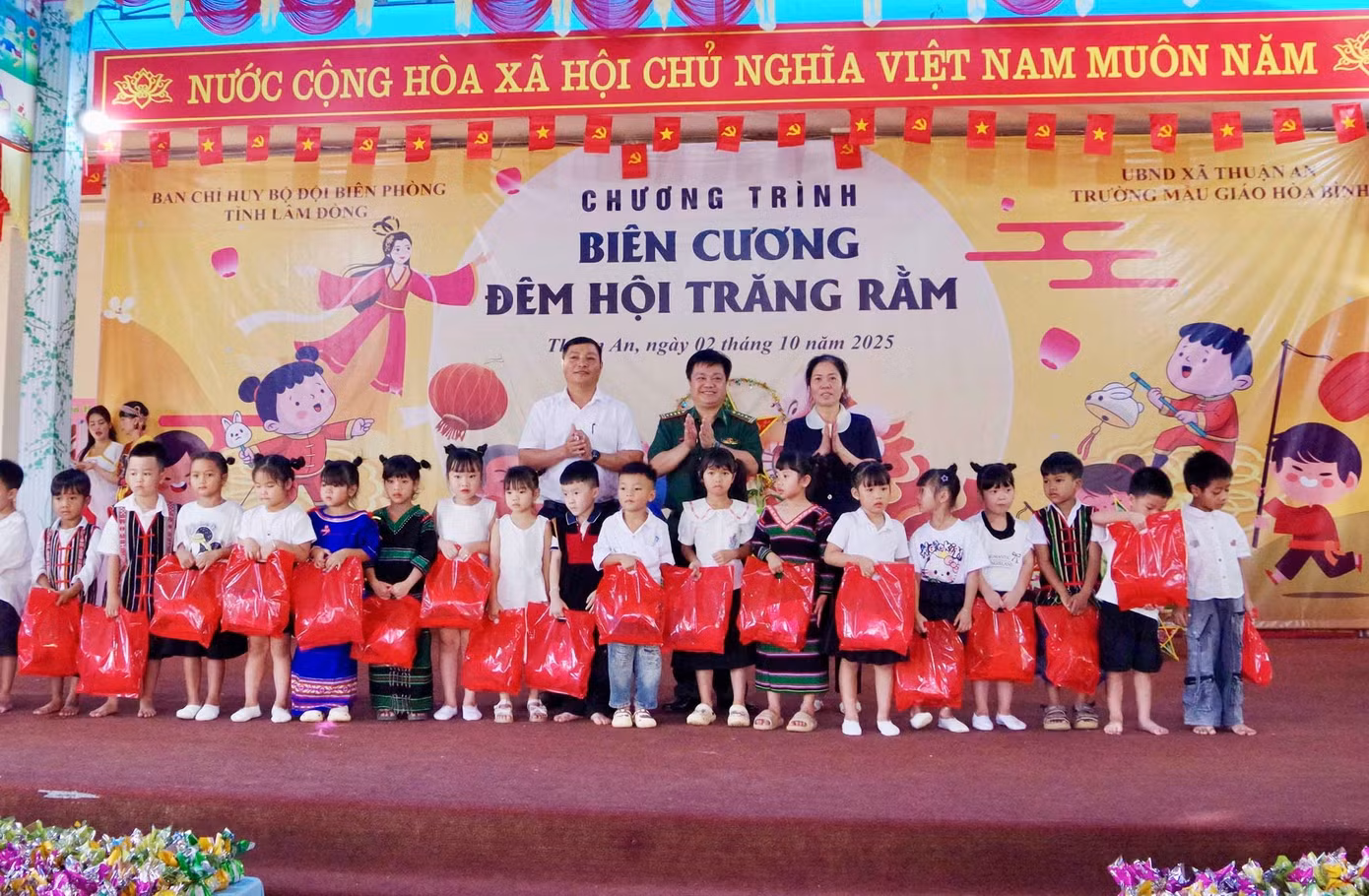 anh-3-ban-to-chuc-trao-qua-trung-thu-den-cac-chau-thieu-nien-nhi-dong.jpg