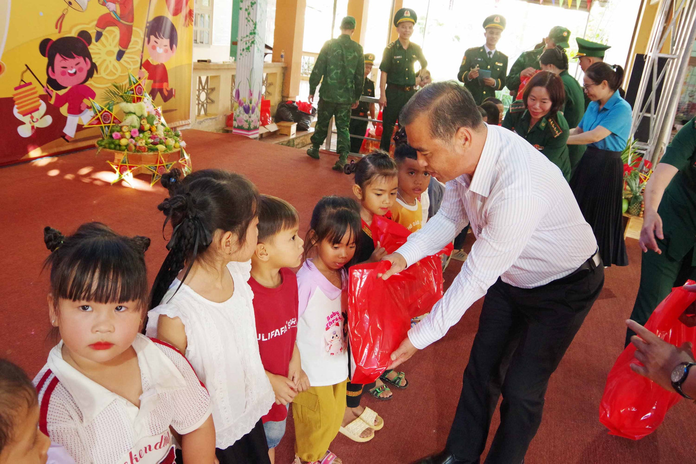 anh-4-dai-dien-cac-manh-thuong-quan-tang-qua-cho-cac.jpg