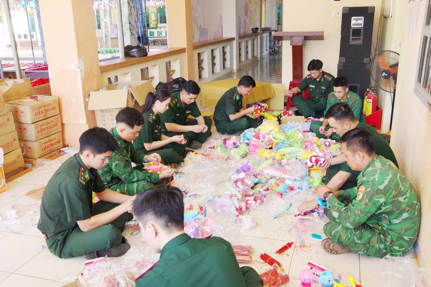 anh-6-can-bo-chien-si-cung-chuan-bi-qua-trung-thu.jpg