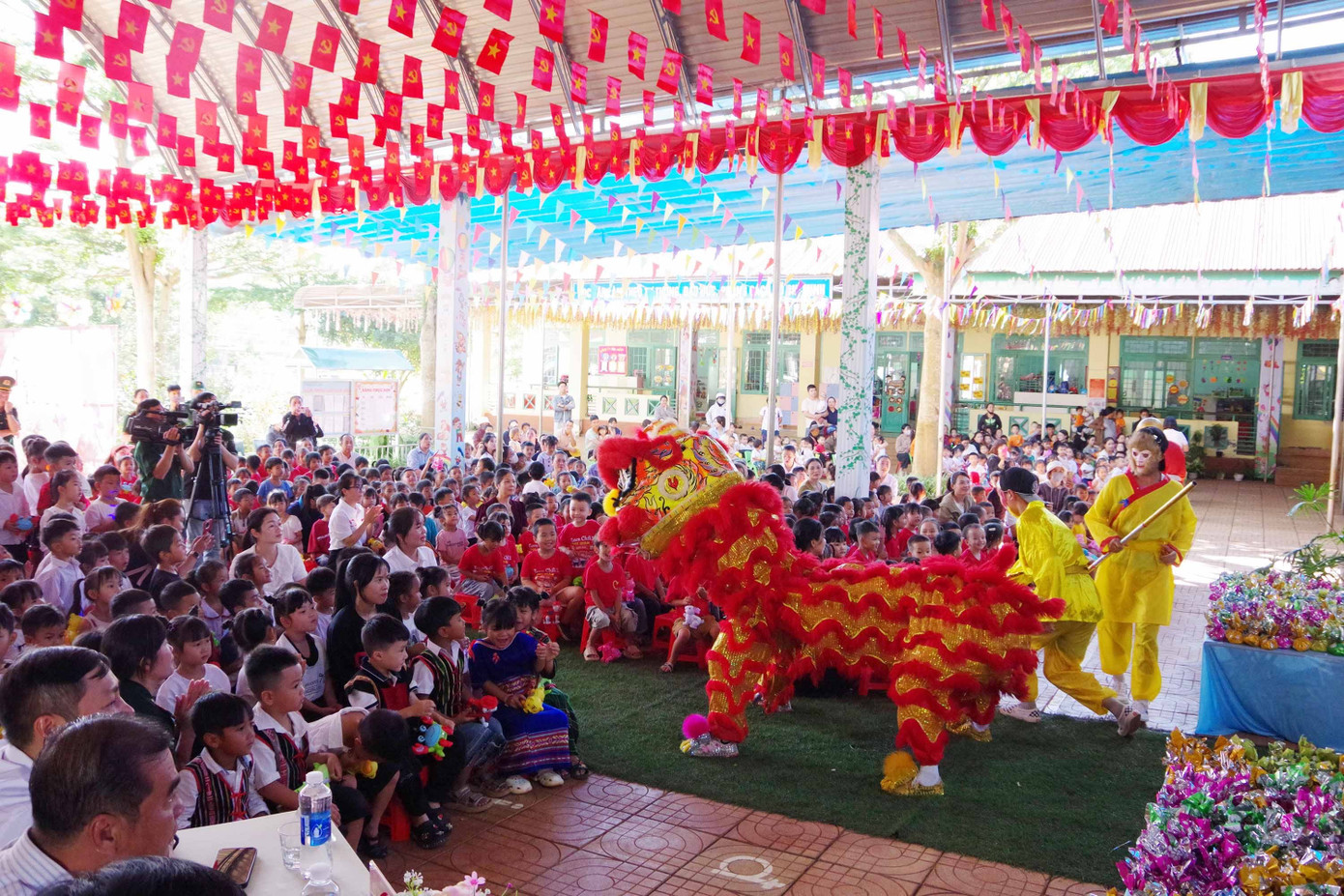 anh-8-cac-em-thieu-nien-nhi-dong-duoc-song-trong-niem-vui-hanh-phuc-cua-tuoi-tho.jpg