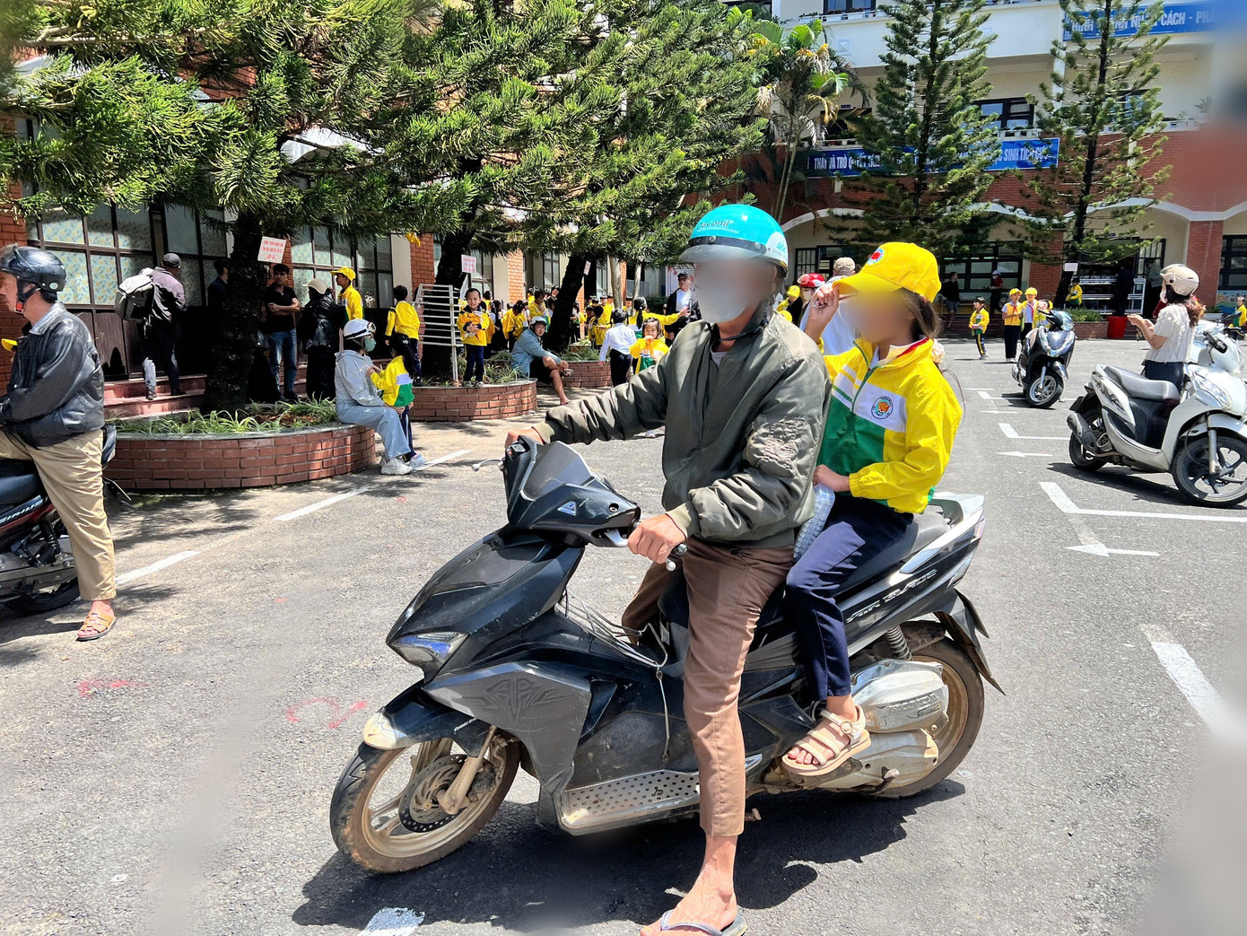 Phụ huynh chở học sinh về nhà. edee95db-6c99-4d57-ac18-052c5bf0f6cc.jpg