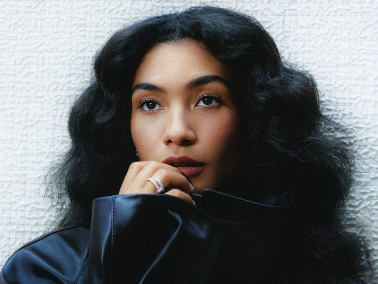 Việc trở thành đại sứ thương hiệu cho Chanel giúp cô đưa âm nhạc của mình đến gần hơn với công chúng.