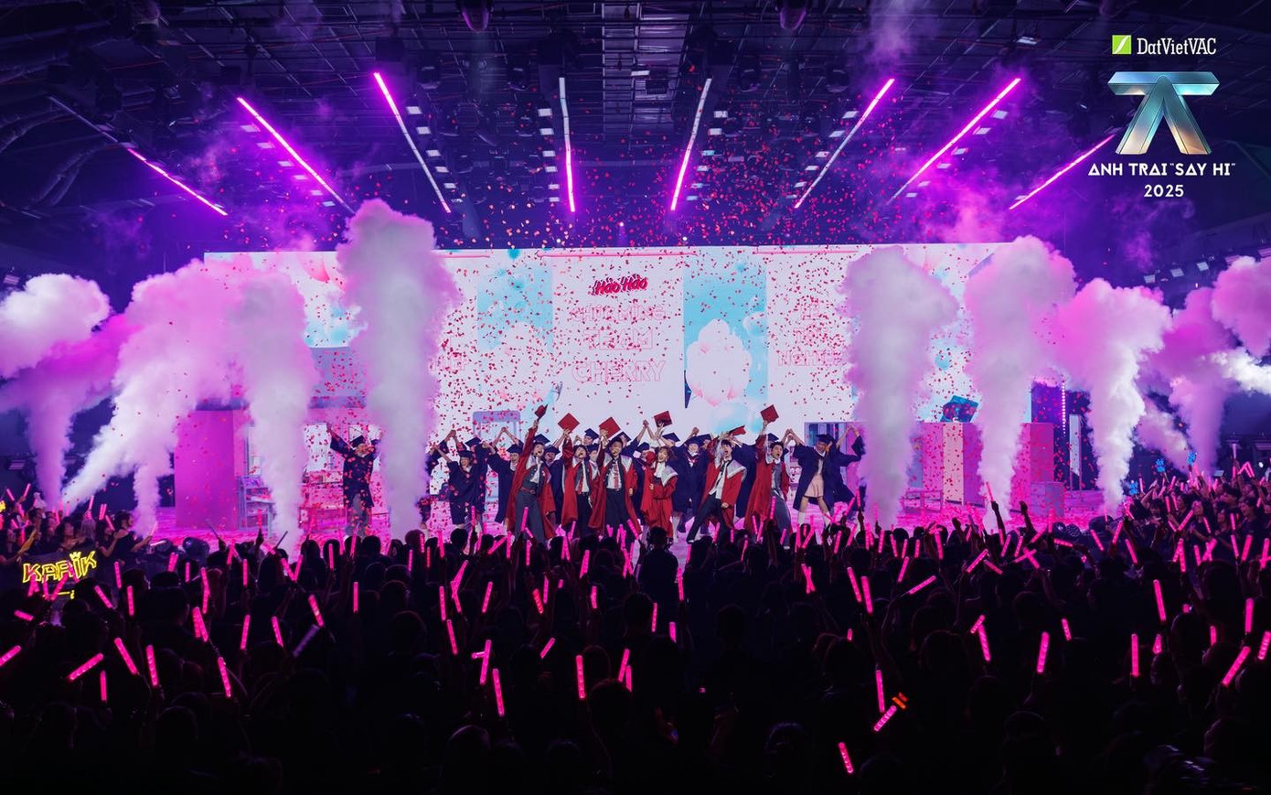 Hơn Là Bạn là một ca khúc đặc biệt phù hợp cho trình diễn live cùng ban nhạc.