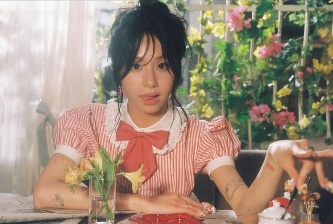 Với màn ra mắt solo của Chaeyoung, công ty JYP xứng đáng nhận được lời khen khi trao cho cô sự tự do sáng tạo, để biến &quot;LIL FANTASY vol.1&quot; thành tuyên ngôn nghệ thuật đậm chất “weird girl” CHAEYOUNG.