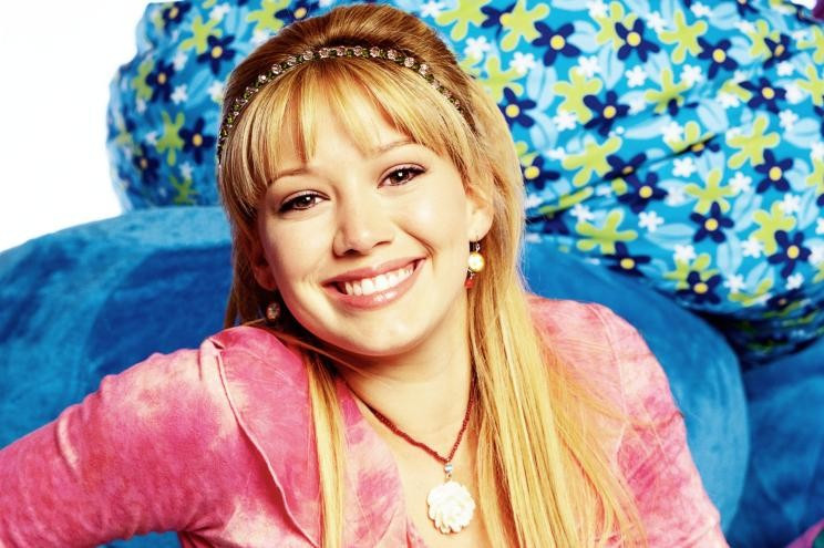 Hilary Duff đảm nhận vai chính trong Lizzie McGuire.