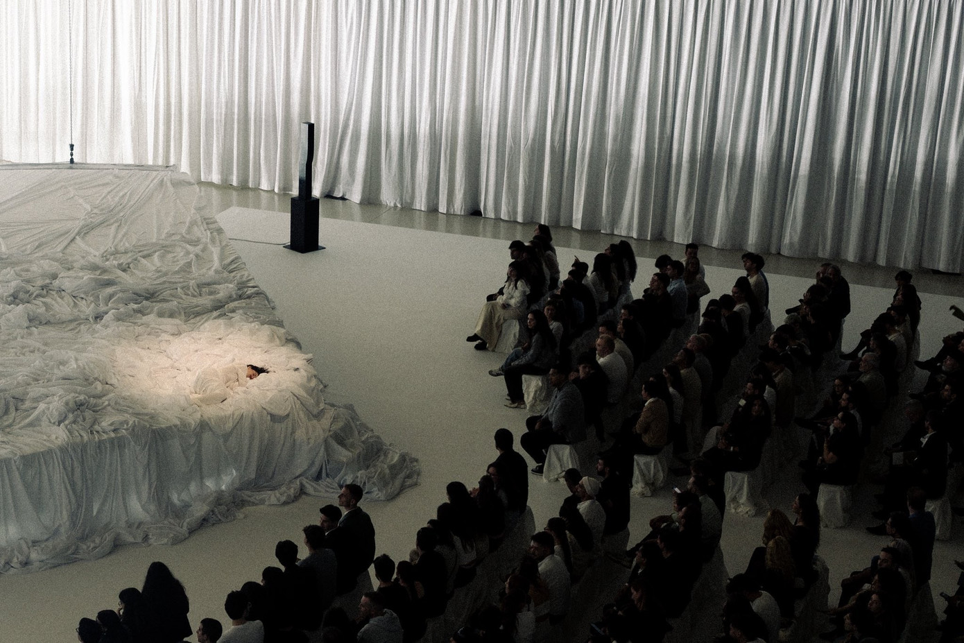 Buổi nghe trước album LUX gây bão khi mang đậm tính nghệ thuật.