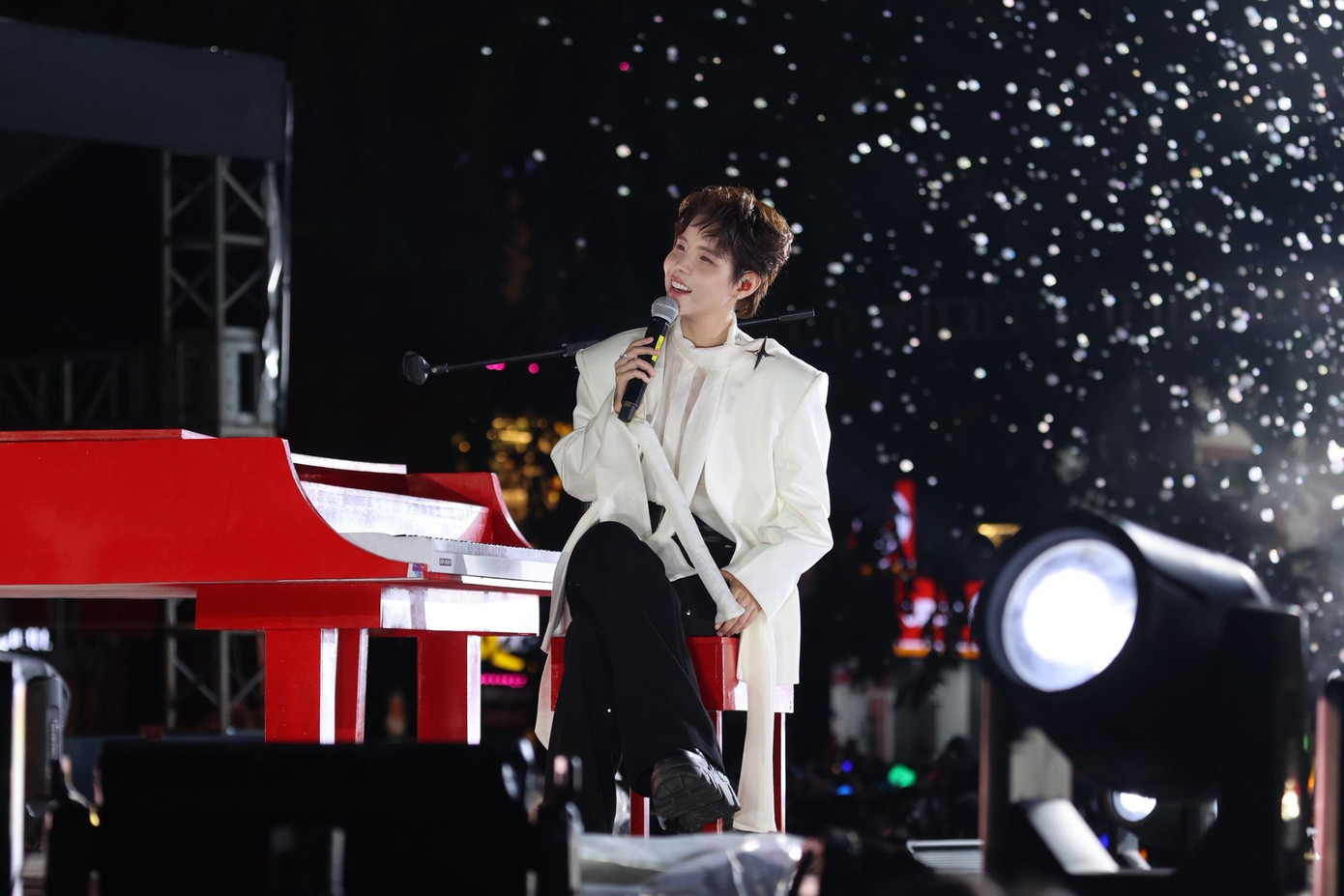 Vũ Cát Tường biểu diễn đầy cảm xúc tại Y-FEST 2025.