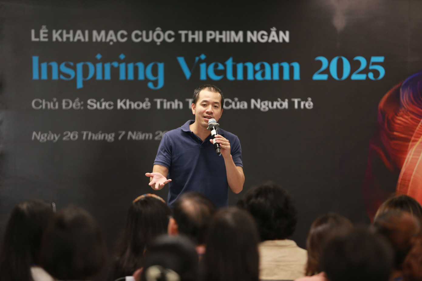 Đạo diễn Trịnh Đình Lê Minh chia sẻ trong lễ khai mạc cuộc thi. 0b4z3956.jpg