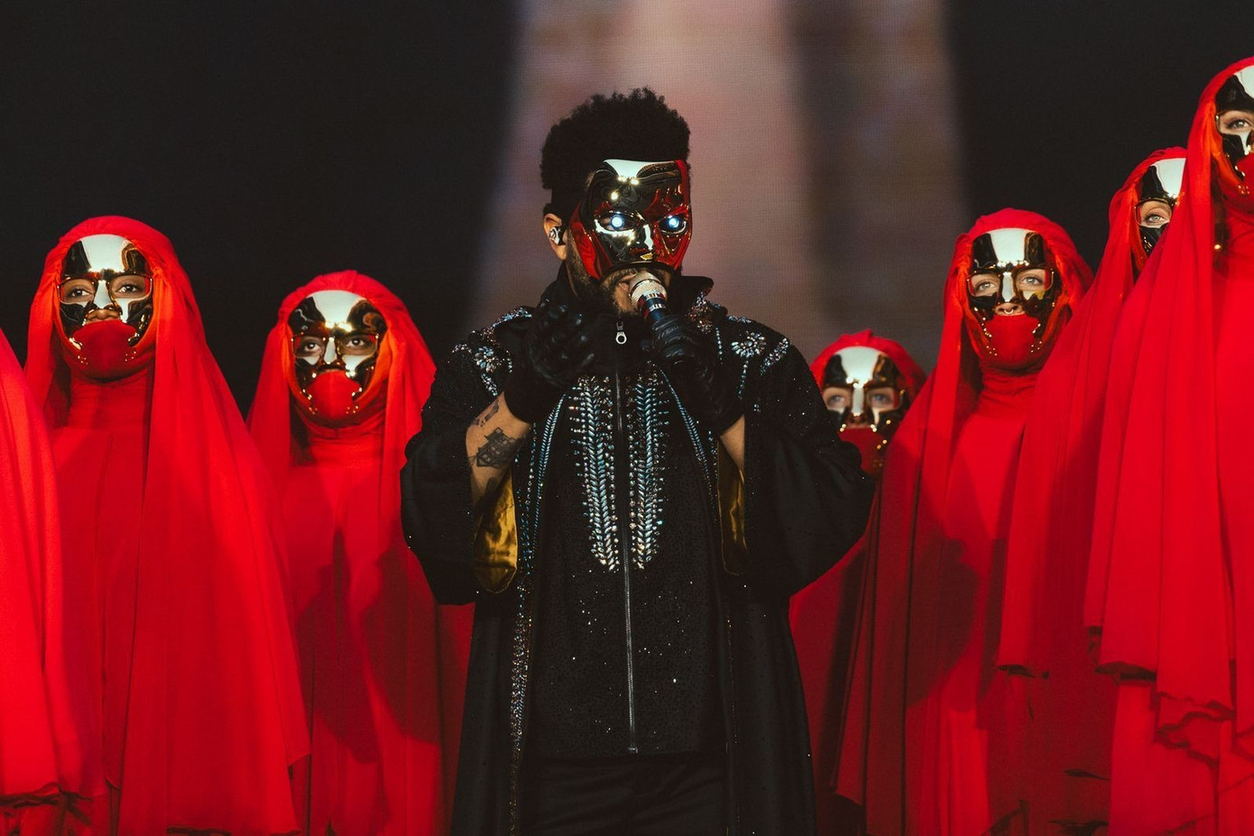 The Weeknd đã mang đến một phần trình diễn đầy ấn tượng. The Weeknd đã mang đến một phần trình diễn đầy ấn tượng.