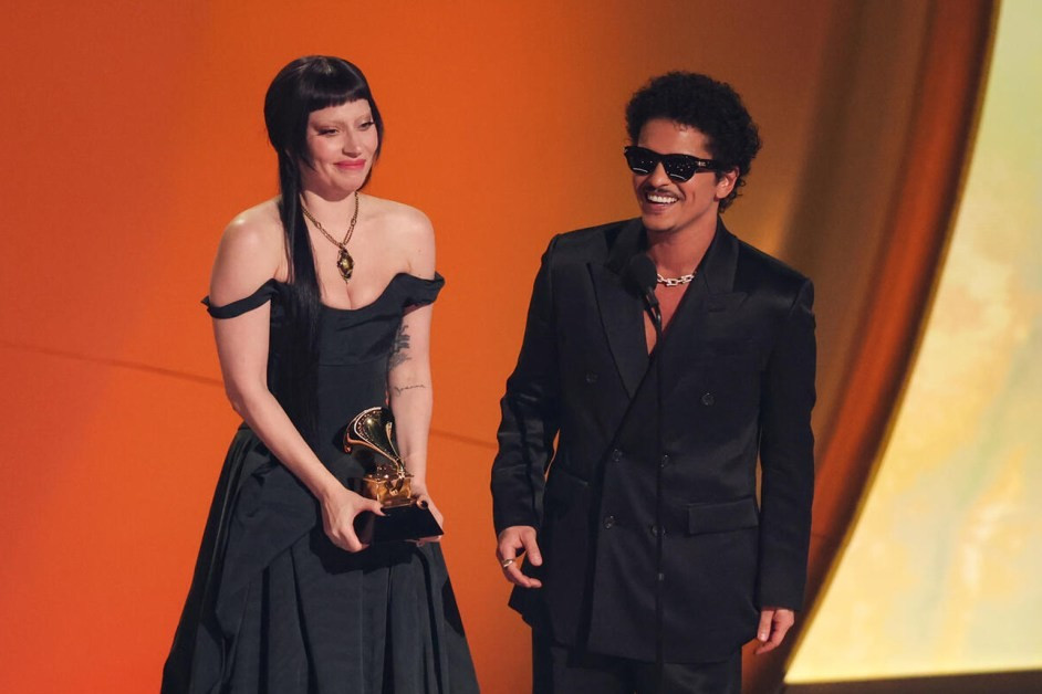 Die With A Smile giành được chiếc kèn vàng Grammys danh giá.