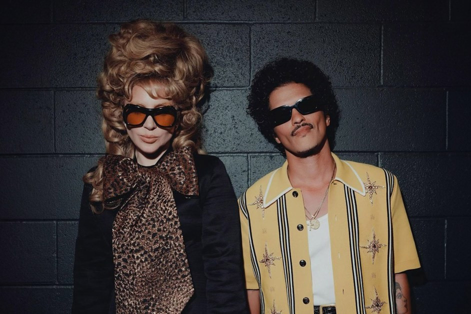 Die With A Smile được dự đoán sẽ trở thành một trong những ca khúc thành công nhất mọi thời đại.