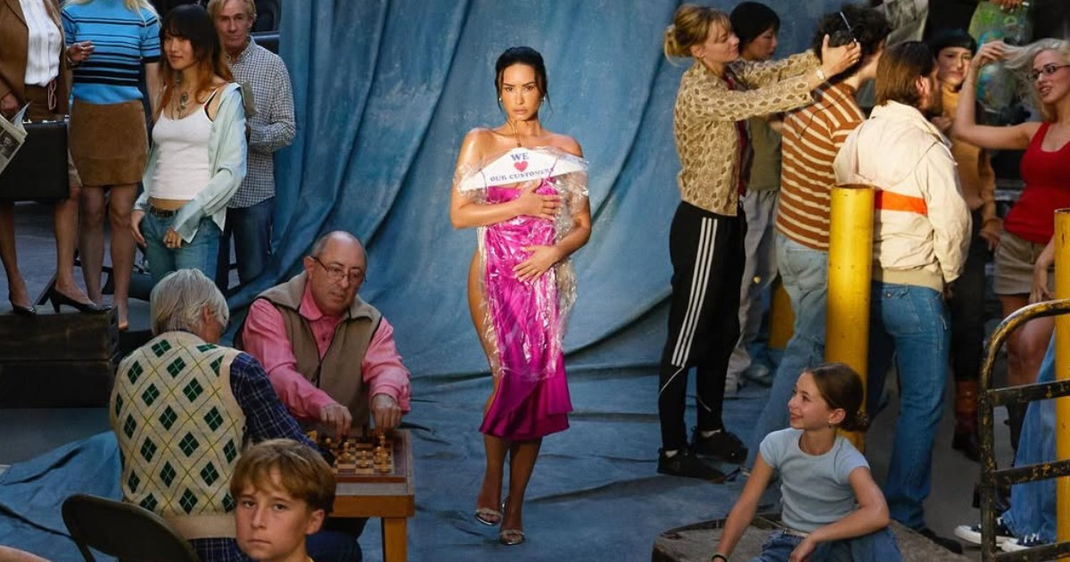 Demi Lovato sẽ trở lại với It’s Not That Deep vào ngày 24/10.