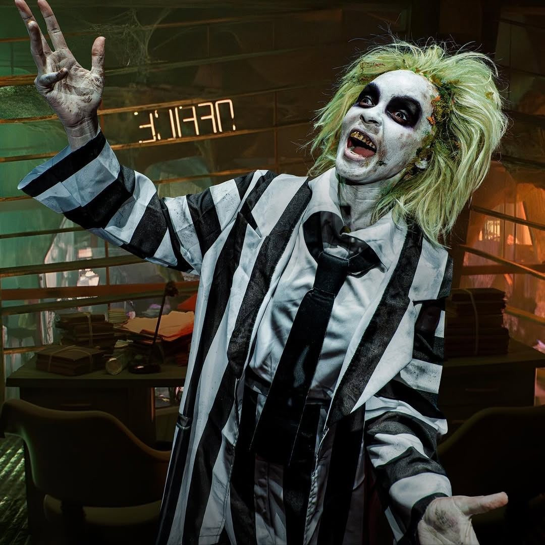 Janelle biến hóa mạnh với kiểu hóa trang lấy cảm hứng từ Beetlejuice.