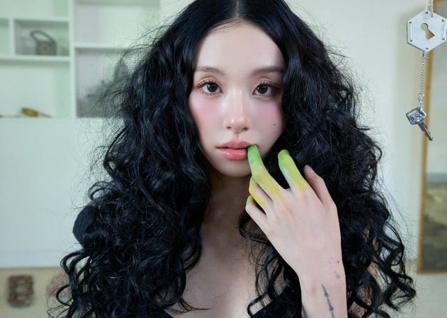 CHAEYOUNG tham gia vào nhiều khâu trong quá trình sản xuất album cá nhân đầu tay.