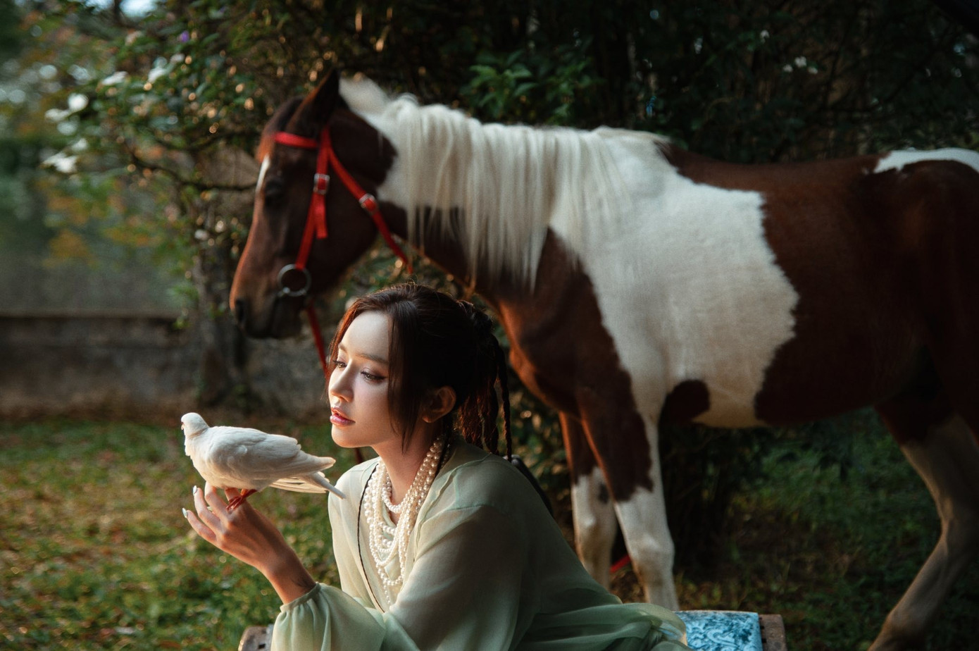 Bích Phương phát hành ca khúc Thương.