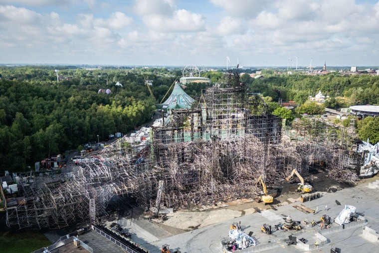 Sân khấu chính của Tomorrowland bị thiêu rụi hoàn toàn. Sân khấu chính của Tomorrowland bị thiêu rụi hoàn toàn.