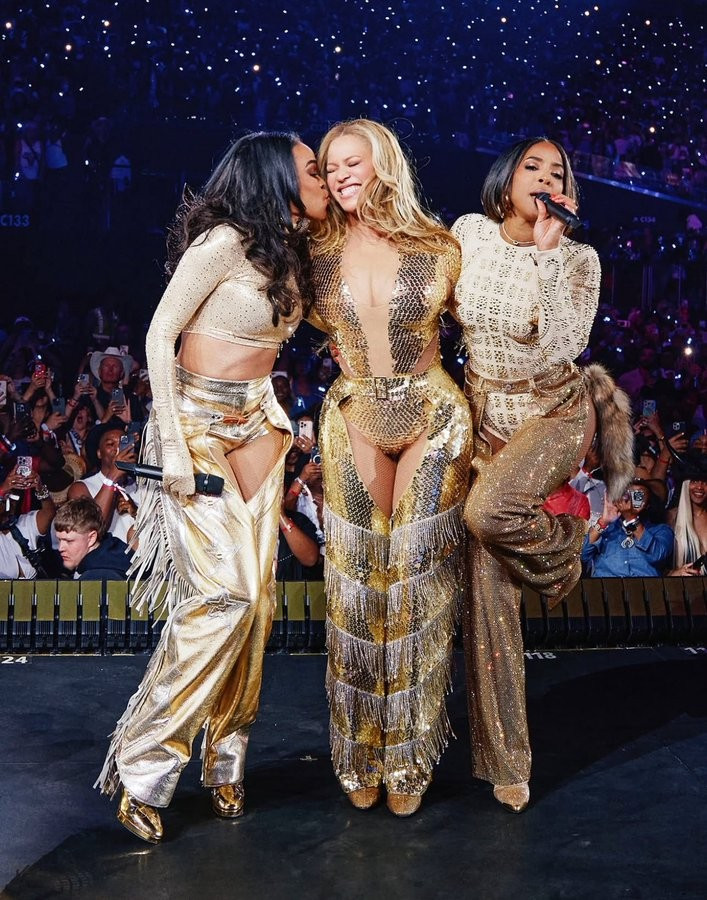 Ba thành viên Destiny’s Child tái hợp trên sân khấu Cowboy Carter Tour. Ba thành viên Destiny’s Child tái hợp trên sân khấu Cowboy Carter Tour.