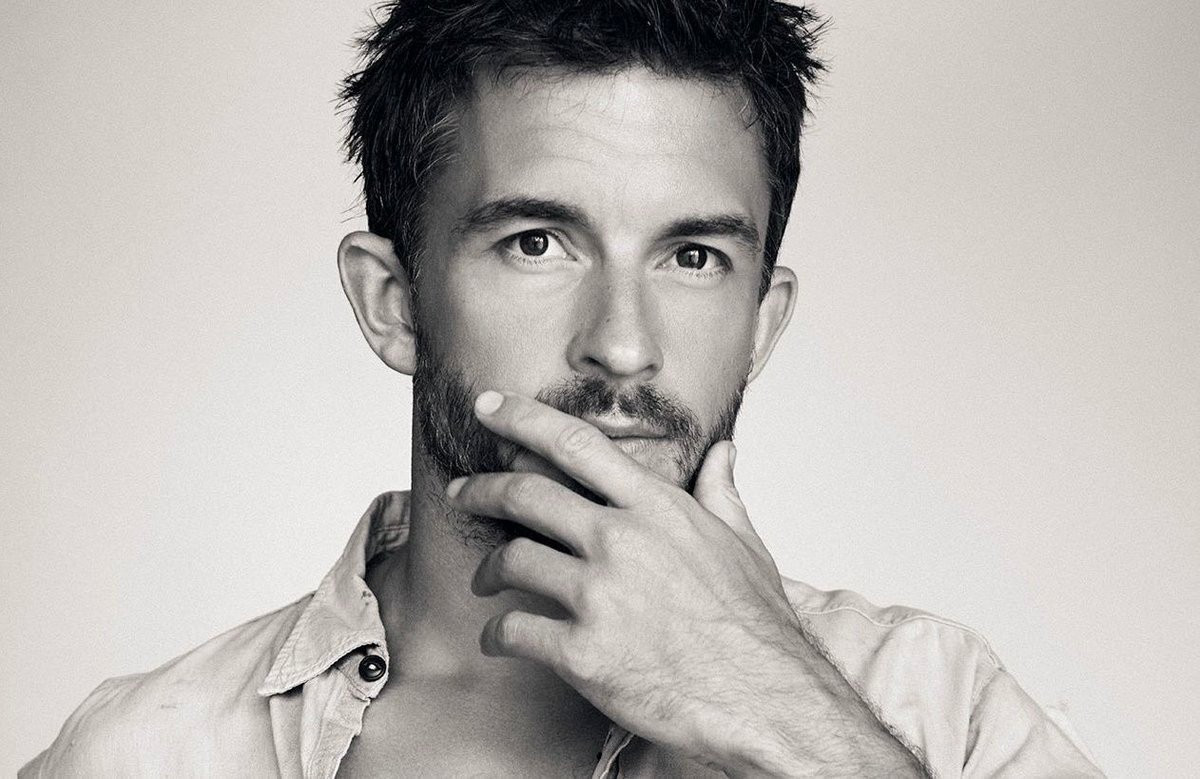 Jonathan là nam diễn viên công khai đồng tính đầu tiên nhận danh hiệu này.