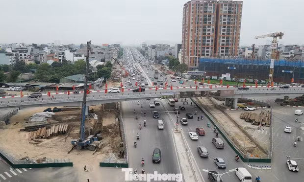 Mở rộng rào chắn phục vụ thi công dự án hầm chui Cổ Linh