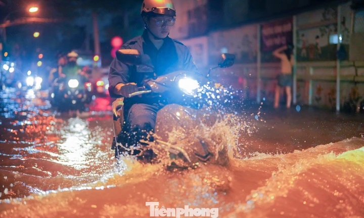 Triều cường ở TPHCM đạt đỉnh, phố ngập như sông