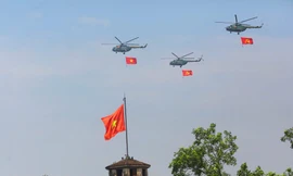 Trực thăng treo cờ bay qua Ba Đình, tiêm kích nhào lộn giữa trời Hà Nội 
