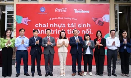 Sinh viên 6 trường đại học sẵn sàng 'hành trình tái sinh' chai nhựa 